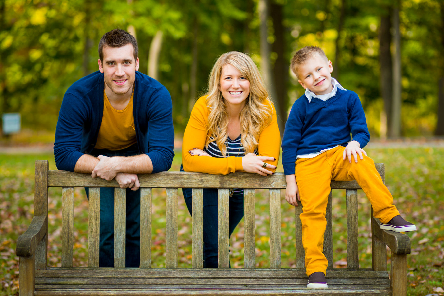 Семейное фото в желтом